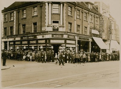 Fronta na Charlieho Chaplina ve filmu The Kid v The Majestic, High Street, Clapham, kolem roku 1921 od English Photographer