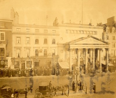 Čekání na Haymarket v roce 1895 na první noc Trilby se Stromem v hlavní roli od English Photographer
