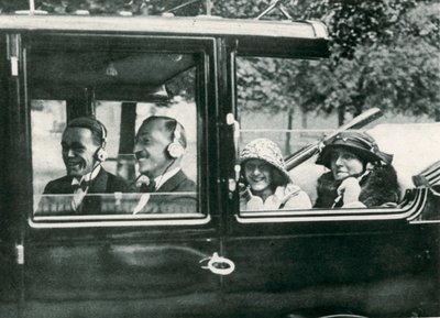 Rádio na cestě, 1923 od English Photographer