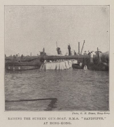 Zvednutí potopeného dělového člunu, HMS Sandpiper, v Hongkongu od English Photographer