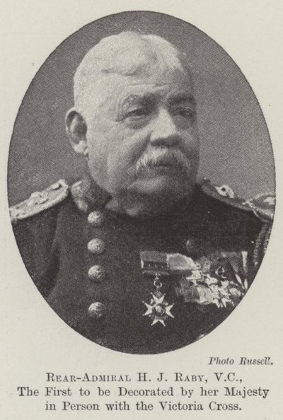 Kontraadmirál HJ Raby, VC, první, kterého Její Veličenstvo osobně vyznamenalo Viktoriin křížem od English Photographer