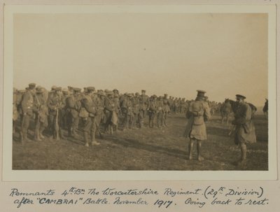Zbytky 4. Bn. Worcestershire Regiment (29. divize) po bitvě „CAMBRAI“, listopad 1917, návrat na odpočinek od English Photographer