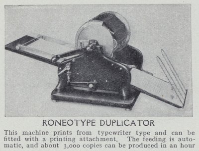Roneotypový duplikátor (černobílá fotografie) od English Photographer