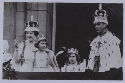 Královská rodina, po korunovaci krále Jiřího VI. (čb foto) od English Photographer