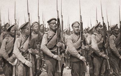 Ruská pěchota na přehlídce a předvádění zbraní během první světové války, z The Illustrated War News, 1915 od English Photographer