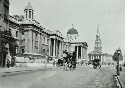 Saint Martin in the Fields a The National Gallery, Trafalgar Square, Westminster LB: severní strana při pohledu na východ, 1896 od English Photographer