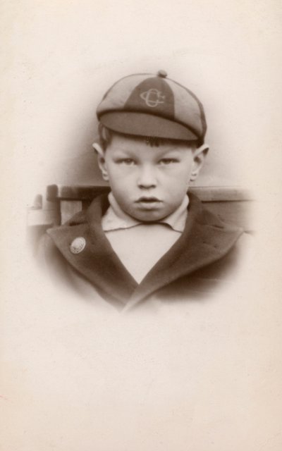 Školák v uniformě (černobílá fotografie) od English Photographer