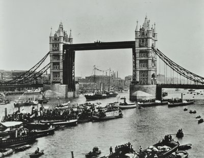 Lodě proplouvají pod Tower Bridge, 1894 od English Photographer