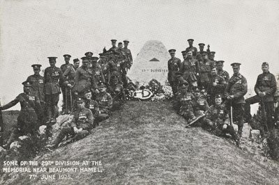 Někteří z 29. divize u památníku poblíž Beaumont Hamel, 7. června 1925 od English Photographer