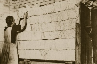 Skládání nekvašeného chleba na Pesach v hebrejské pekárně (sépiová fotografie) od English Photographer