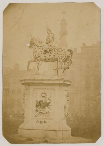 Socha krále Jiřího I., Leicester Square, Londýn; fotografie pořízená v roce 1866 od English Photographer