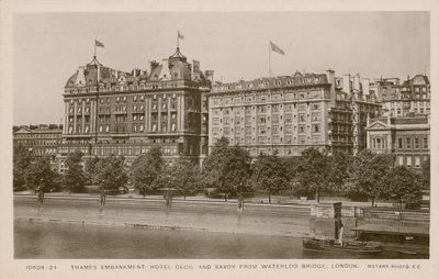 Thames Embankment Hotel Cecil and Savoy od Waterloo Bridge v Londýně od English Photographer