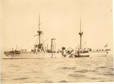 "Chih Yuan" zakotvil na jižním pobřeží v Hove, vedle místního luggeru, kolem roku 1886 od English Photographer
