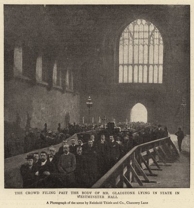 Dav se hlásí kolem těla pana Gladstonea ležícího ve státě ve Westminster Hall od English Photographer