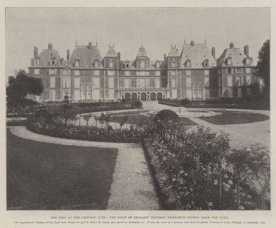 Požár v Chateau dEu, historické sídlo vévody z Orleansu při pohledu z parku od English Photographer