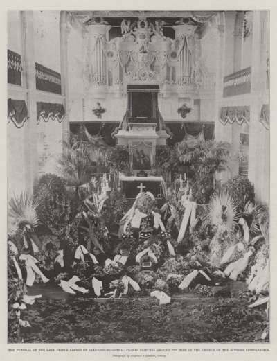 Pohřeb zesnulého prince Alfreda Saxe-Coburg-Gotha, Květinové pocty kolem Bier v kostele Schloss Friedenstein od English Photographer