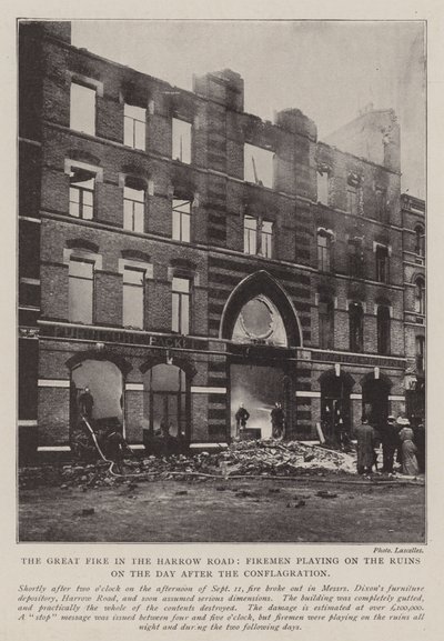 The Great Fire in the Harrow Road, Firemen hrající na Ruins na den po požáru od English Photographer