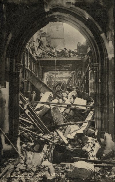 Budova parlamentu v Londýně ukazuje poškození bomby během 2. světové války (černobílá fotografie) od English Photographer