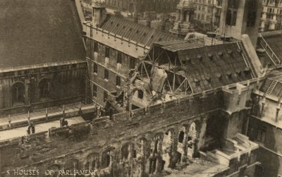 Budova parlamentu v Londýně ukazuje poškození bomby během 2. světové války (černobílá fotografie) od English Photographer
