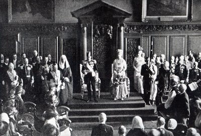 Král se obrací na irský lid s výzvou k míru na radnici, ilustrace z "The Queen", 2. července 1921. od English Photographer