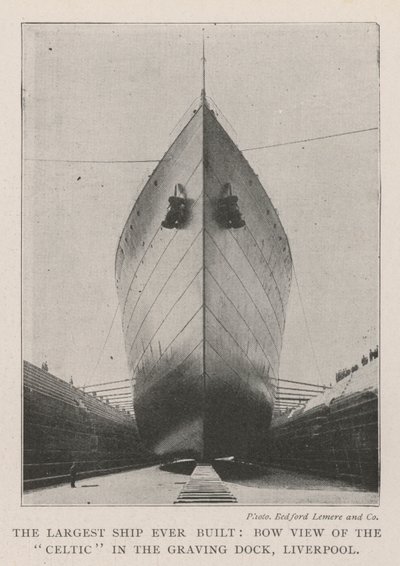 Největší loď, která kdy byla postavena, Bow View of the Celtic v Graving Dock, Liverpool od English Photographer
