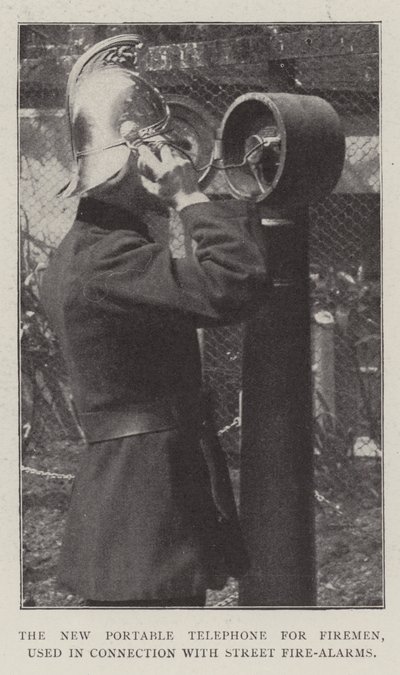 Nový přenosný telefon pro hasiče, používaný v souvislosti s pouliční požární signalizací od English Photographer