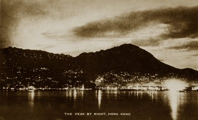 The Peak at Night, Hong Kong, z alba fotografií týkajících se služby Pte H. Chicka, 1940 od English Photographer