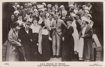 Princ z Walesu (pozdější král Edward VIII.), se skupinou studentek (černobílá fotografie) od English Photographer