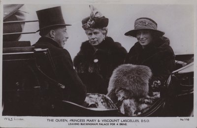 Královna, princezna Mary a vikomt Lascelles, DSO (černobílá fotografie) od English Photographer