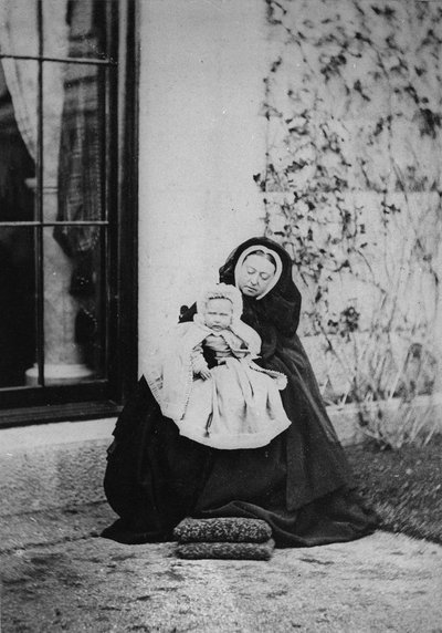 Královna a princezna Viktorie Hesenská, 1863 od English Photographer
