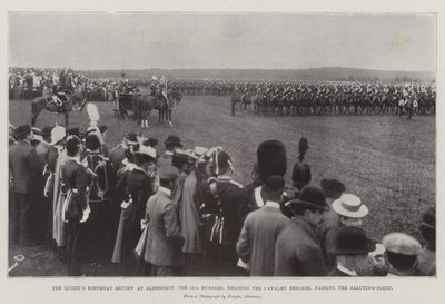 The Queens Birthday Review v Aldershotu, 15. Hussars, vedoucí jezdecké brigády, míjející Saluting-Point od English Photographer
