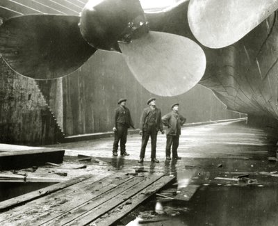 Vrtule Titaniku v Thompson Graving Dock of Harland & Wolff, Belfast, Irsko, 1910-11 od English Photographer