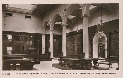 Victoria and Albert Museum, South Kensington, Londýn od English Photographer
