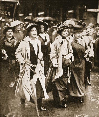 Demonstrace „Právo žen sloužit“: Paní Pankhurst a přátelé, z „Ilustrovaných válečných zpráv“ od English Photographer