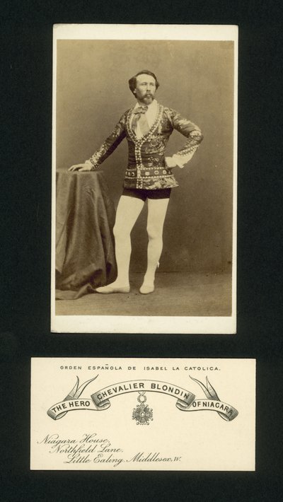 Hrdina Chevalier Blondin z Niagary (černobílá fotografie) od English Photographer
