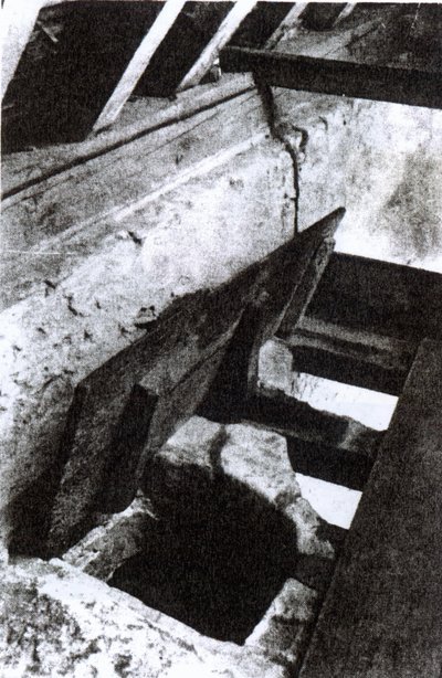 Kněží skrývající díru ve schodišti v Sawston Hall navrženou a vyrobenou jezuitským mučedníkem a světcem Nicholasem Owenem kolem roku 1935 od English Photographer