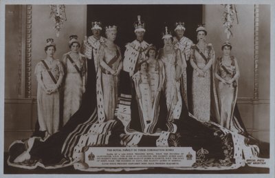 Královská rodina v korunovačních róbách (černobílá fotografie) od English Photographer