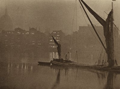 Stíny noci pomalu padají na řeku Londýn (čb fotografie) od English Photographer