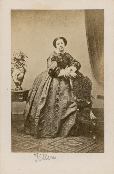 Theresa Titiens, zpěvačka od English Photographer