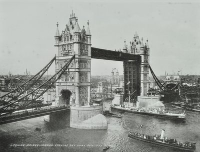 Tower Bridge v den svého otevření, 1894 od English Photographer