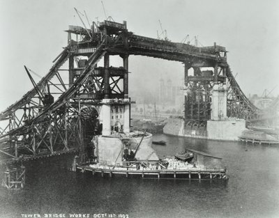 Tower Bridge ve výstavbě, 1892 od English Photographer