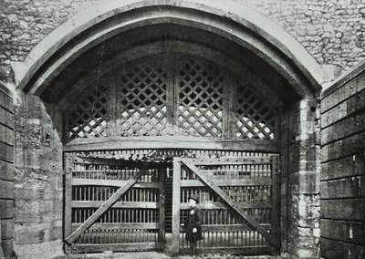 Tower of London, Tower Hill: Traitors Gate, 1890 od English Photographer