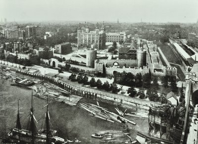 Tower of London, Tower Hill: z Tower Bridge, 1890 od English Photographer