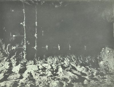 Tower of London, Tower Hill: podzemní chodby, 1899 od English Photographer