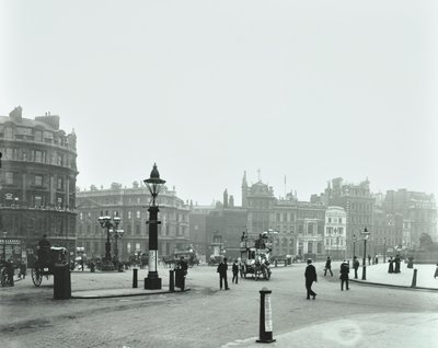 Trafalgar Square, Westminster LB: Trafalgar Square při pohledu na východ k Charing Cross, 1896 od English Photographer