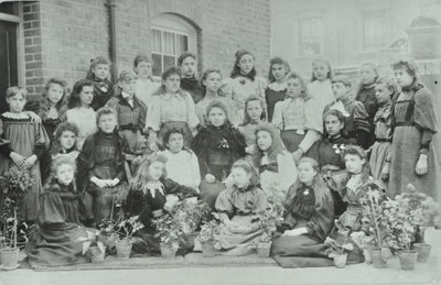Neznámá třída dívek, 1896 od English Photographer