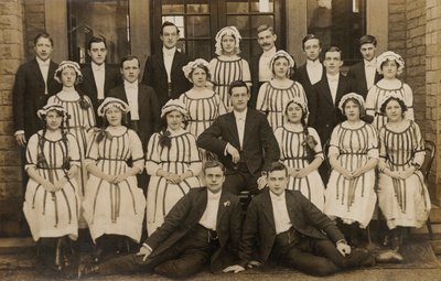 Neobvyklá skupina mladých mužů a žen, počátek 20. století (čb fotografie) od English Photographer