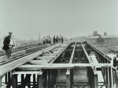Vauxhall Bridge: demolice, 1898 od English Photographer