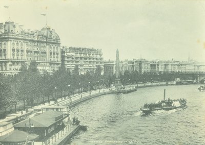 Victoria Embankment, Westminster LB: při pohledu na sever od Hungerford Bridge, 1895 od English Photographer