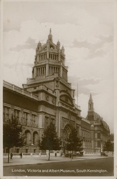 Victoria and Albert Museum, South Kensington, Londýn od English Photographer